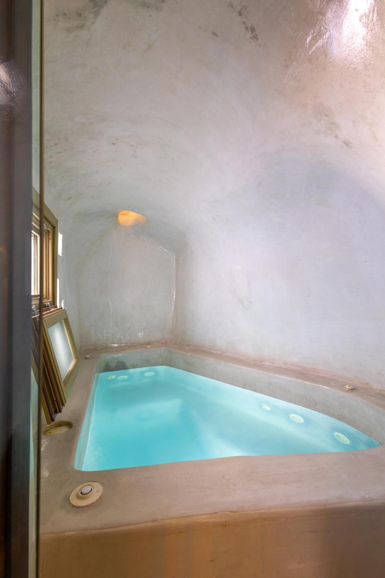 Rhenia'S Suites Oia  Exterior photo
